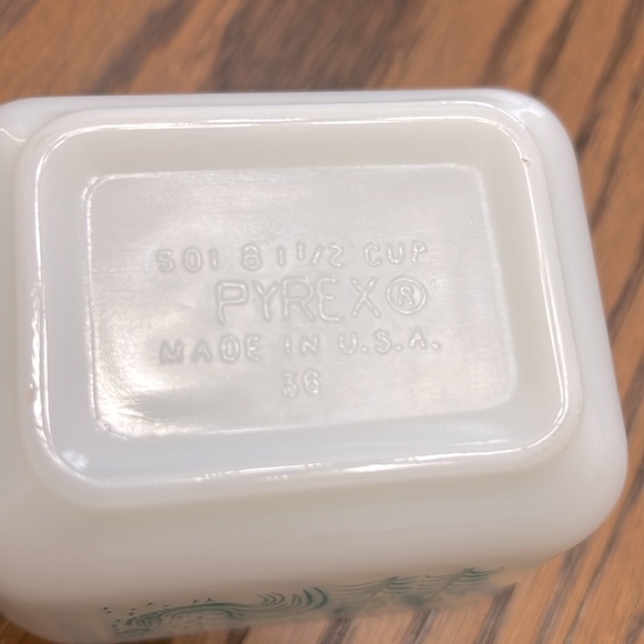 Pyrex 501 Turquoise 1 1/2 Cup Amish Butterprint Refrigerator Dish with Lid - Picture 12 of 12